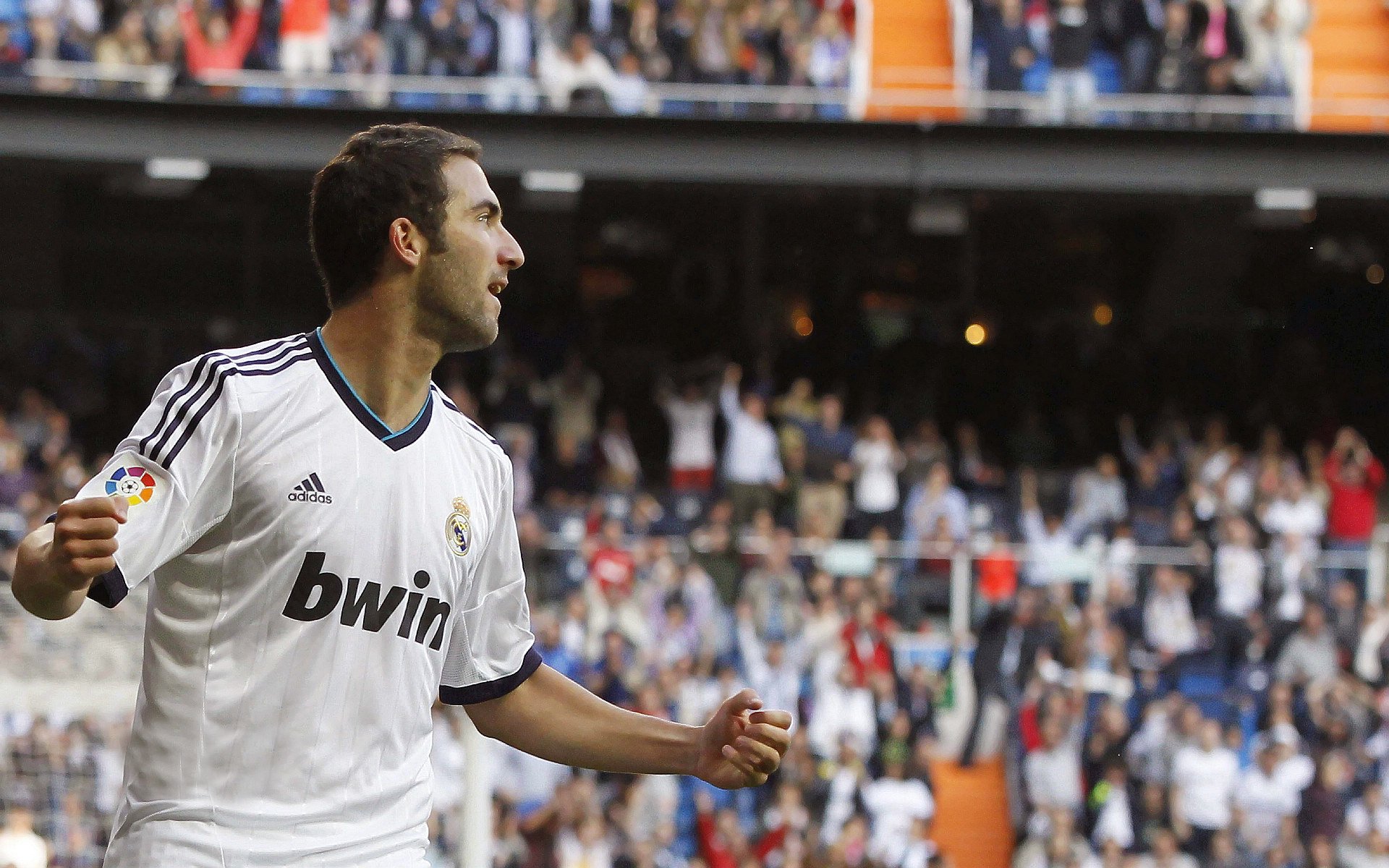 “地球一小时”关灯夜跑活动 城市主干道熄灯用荧光臂章照亮跑道