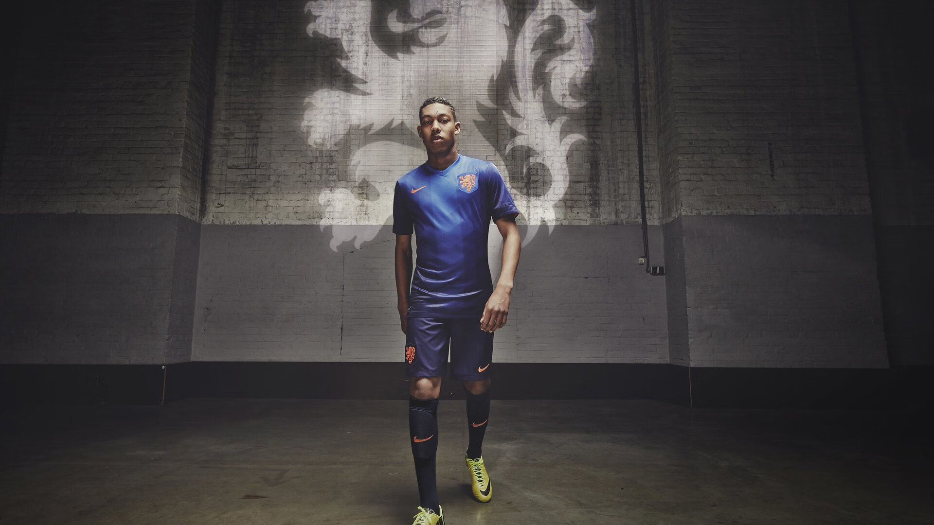 世界杯:跨国婚姻家庭一起看球时小孩担任“随口翻译” 语言天赋被激发